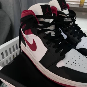 Skor Air Jordan 1 Mid - Säljer ett par Air Jordans, använt bara ett par gånger. Skorna har inga creases. Priset kan diskuteras.