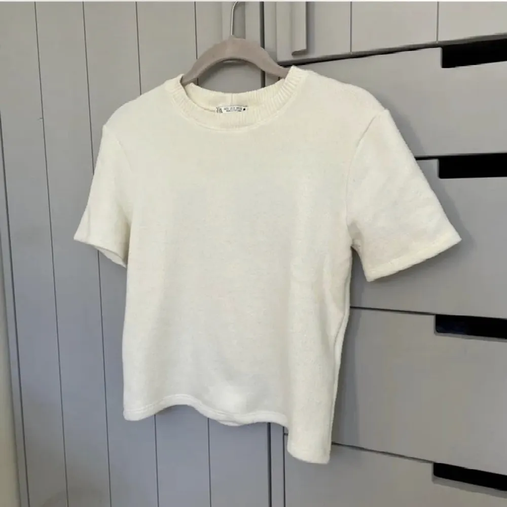Stickad t-shirt från Zara i toppen skick, säljer då den inte kommer till användning längre🌼 . Toppar.
