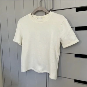 Stickad t shirt  - Stickad t-shirt från Zara i toppen skick, säljer då den inte kommer till användning längre🌼 