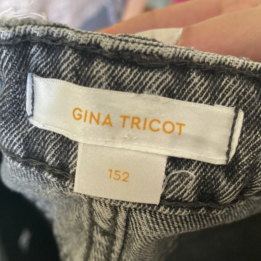 Low waist jeans från Gina Tricot, säljs för att de är för små. Använda ett antal gånger och är självklart nytvättade😊😊. Jeans & Byxor.