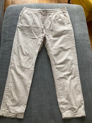 Linne byxor!  - Hej jag säljer nu ett par linne byxor då dom är för små.  Storleken är L men är i liten storlek, dom passade bra på mig när jag var ungefär 178 cm! Pris 200 kr!  Skriv gärna om du är intresserad? 