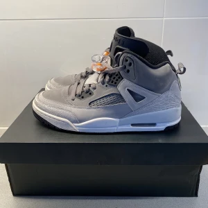 Jordan  - Säljer mina Jordan spizike i storlek 42.5 (UK 8) då de inte har kommit till användning. Cond 9/10 Nypris 2000+ på stockx. Har även skorna i svart. Hör av er för mer information! Pris kan diskuteras.