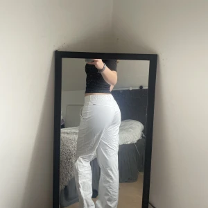 Vita byxor - Så så så fina vita byxor, tyvärr för stora för mig. Aldrig använda. 110kr + frakt💗