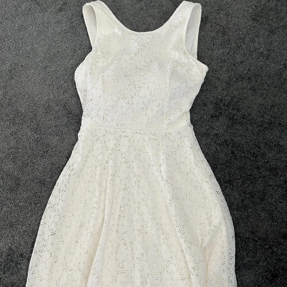 Vit klänning perfekt för student och avslutning. Märke: Bubbleroom Storlek: S.. Klänningar.