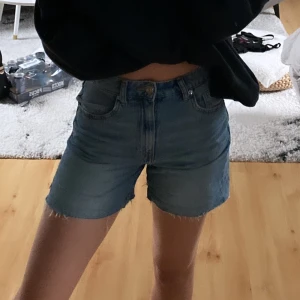 Jeans shorts - Säljer dessa jeans shorts. De är avklippta jeans men sitter perfekt. De är midwaist, inte högmidjade. Superfint skick. Skriv vid intresse och köparen står för frakten ❤️