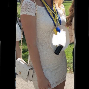 Studentklänning  - Vit klänning perfekt för student eller avslutning. Sitter i tight modell och ärmarna går att ha ”off shoulder”. Storlek XS, men passar även för en S. 