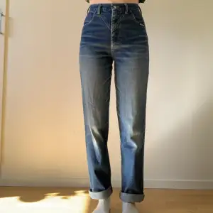Thriftade jeans: - Rejäl denim, tror 100% bomull - Tror äkta vintage! - Stl ev. 36 (unisex) - Midja ca 76 cm - Stuss ca 99 cm - Ytterben ca 112 cm - Innerben ca 86 cm - Plagget är i bra skick, jag säljer för att det inte används längre.