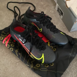 Nike mercurial flyknit - Helt oanvända fotbollsskor fast med namntryck. 1300kr nypris. Väldigt fina!  Skopåse ingår samt orginalkartong.