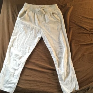 Zara Linnebyxor  - Biega Linnebyxor från zara i bra skick. Användes en bit av förra sommaren men nu används dom ej då dom är för små. Jag tror dom krympte i tvätten och sitter mer som S nu än M. Pris kan diskuteras och skriv för mer bilder