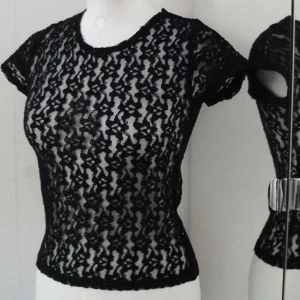 Snygg svart spets topp - (kan ej skicka fler bilder eller visa hur den ser ut på) storlek S. ny & oanvänd. möts i stockholm eller fraktar 🖤