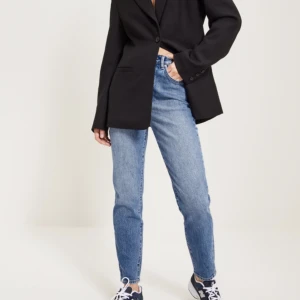 Blå jeans  - Snygga jeans från ”Neuw”, de är lite stora på mig och har därför knappt användas! Nypris: 1299kr 