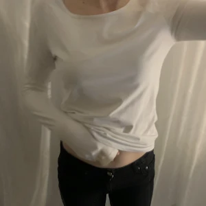 Vit Bas tröja - Perfekt vit baströja, Strl S Ej genomskinlig med en hudfärgad bh under