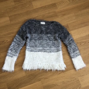 Stickad tröja  - Supersnygg stickad gråvit tröja i mycket fint skick. Från Zara storlek 13/14 år, men skulle säga att den passar xs också. 