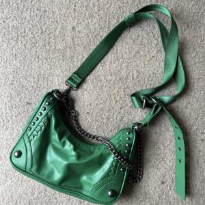 Söker denna väska från zara i grön ☀️