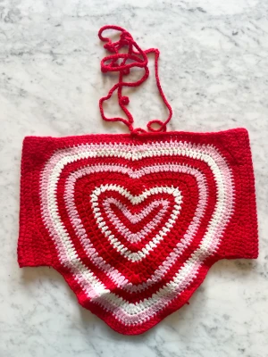 Stickad hjärtformad topp - Stickad hjärtformad topp i röd och rosa❤️💓! 