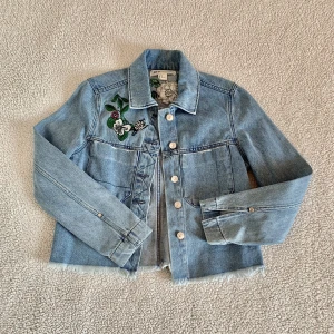 JEANSJACKA MED BRODYR H&M x COACHELLA - Superfin jeansjacka från H&Ms kollektion med coachella. Fina broderade detaljer, perfekt vårjacka! I nyskick, utan anmärkningar 🌻