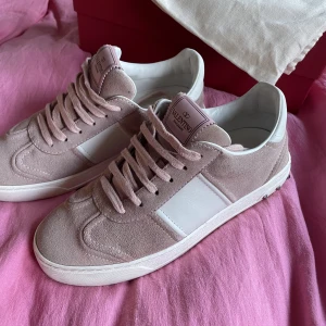 Valentino flycrew - Kikar intresset på dessa rosa valentino flycrew som jag köpte här på plick då de tyvärr var lite för små för mig. Innersulan är 22cm och de sitter som sagt lite tajt på mig som har 36,5. Alla nitar sitter på och box kommer med.☺️💕