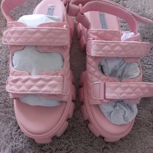 Sandaler Nelly, st 39 Frakt ingår - Rosa sommarsandaler från Nelly, helt nya och oanvända pga beställt två storlekar för att jämföra och hann ej returnera :)
