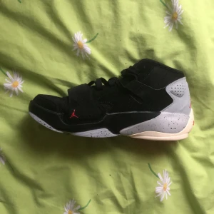 Basketskor - Zion 2, dem är använda 2ggr. Storlek: 40/Tyvärr har jag inte lådan för skorna men kommer i en helt ny box. 