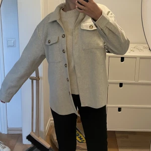 Beige jacka/kappa - Beige tunn jacka/kappa, aldrig använd, jätte fin nu till våren/sommaren