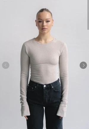 A-dsgn tröja - En helt ny tröja från adsgn i storlek xxs, råkade beställa fel storlek och den är därför helt oanvänd och med lappen kvar. Nypris är 499kr, köpare står för frakt.