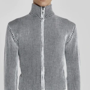 JADED LONDON ZIP UP NEW FRACTURE (Sparad 300kr)  - Jaded london zip up från fracture kollektionen, killen på bilden är 186. Helt ny och oanvänd. 