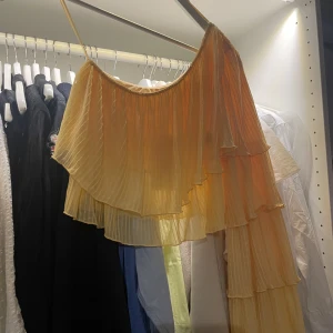 Zara tröja  - Gul volang off shoulder topp från Zara. Säljer för 100kr + frakt. Aldrig använd