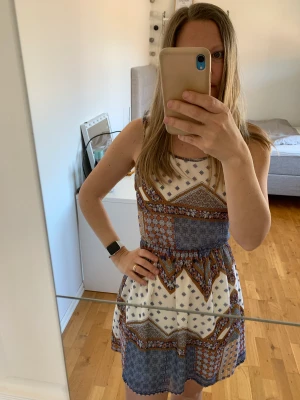 Klänning från H&M - Fin och härlig sommarklänning ☀️Använd några enstaka gånger.  Läcker därbak på ryggen.  Köparen står för frakten.