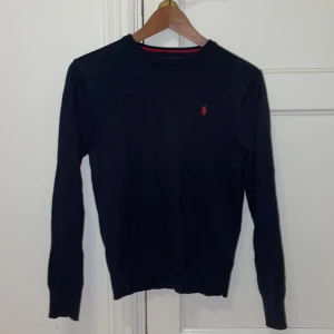 Mörkblå stickad Ralph lauren tröja - Nypris 995kr! Skick 9/10. Storlek Barn L men passar som en XS/S. Kom privat för med frågor! (OBS Storlekslappar är bort klippta)