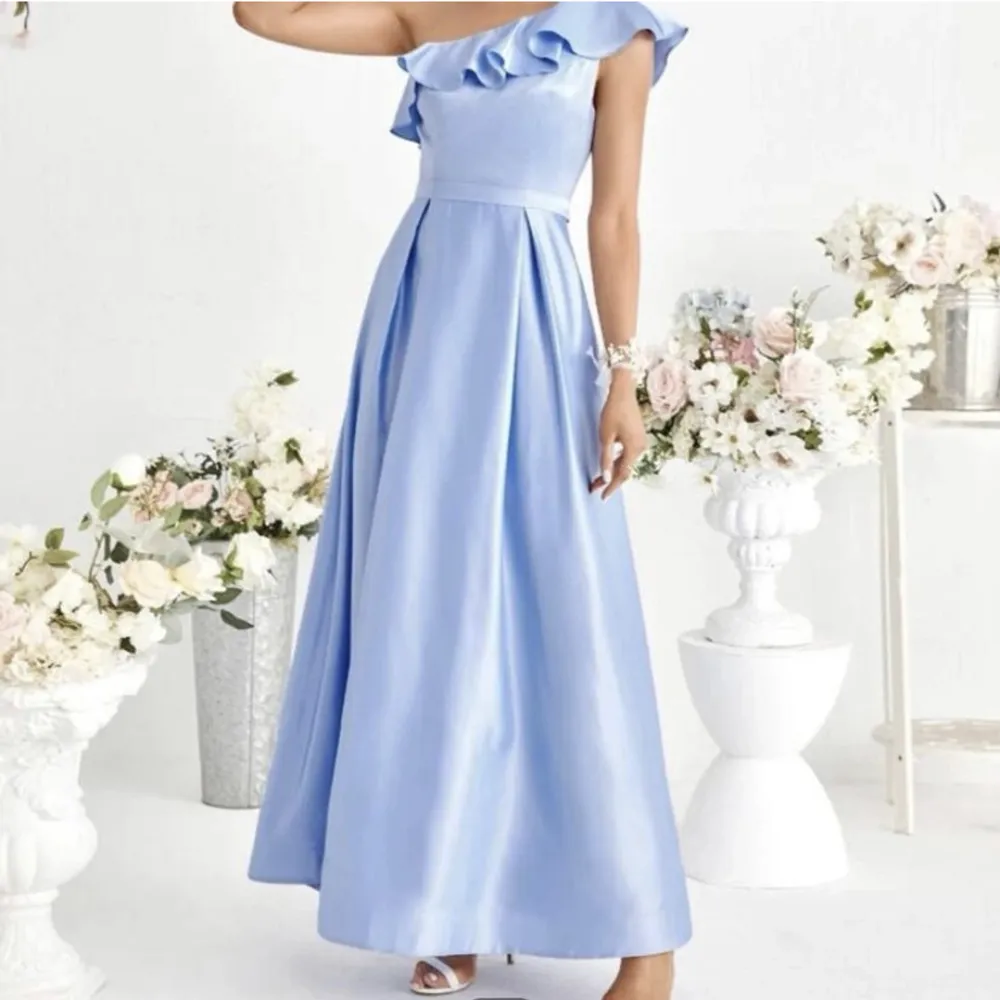 En blå klänning från Shein som är helt oanvänd eftersom att jag beställde fel storlek. Köpte den för 250 kr i storlek S ( Står inte för postens slarv)🤍. Klänningar.