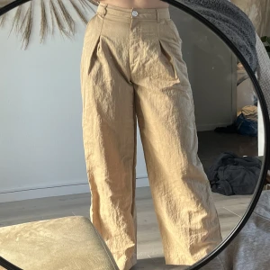 Byxor  - Aldrig använda! Byxor i större model & raka lösa i benen. Svårt att beskriva material på dom men om du är intresserad skickat jag mer bilder 🤍