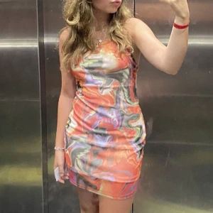 Cool klänning - Köpt för ett år sedan. Använd bara 1 gång utomlands, alltså i nyskick.  Kom med prisförslag!💓