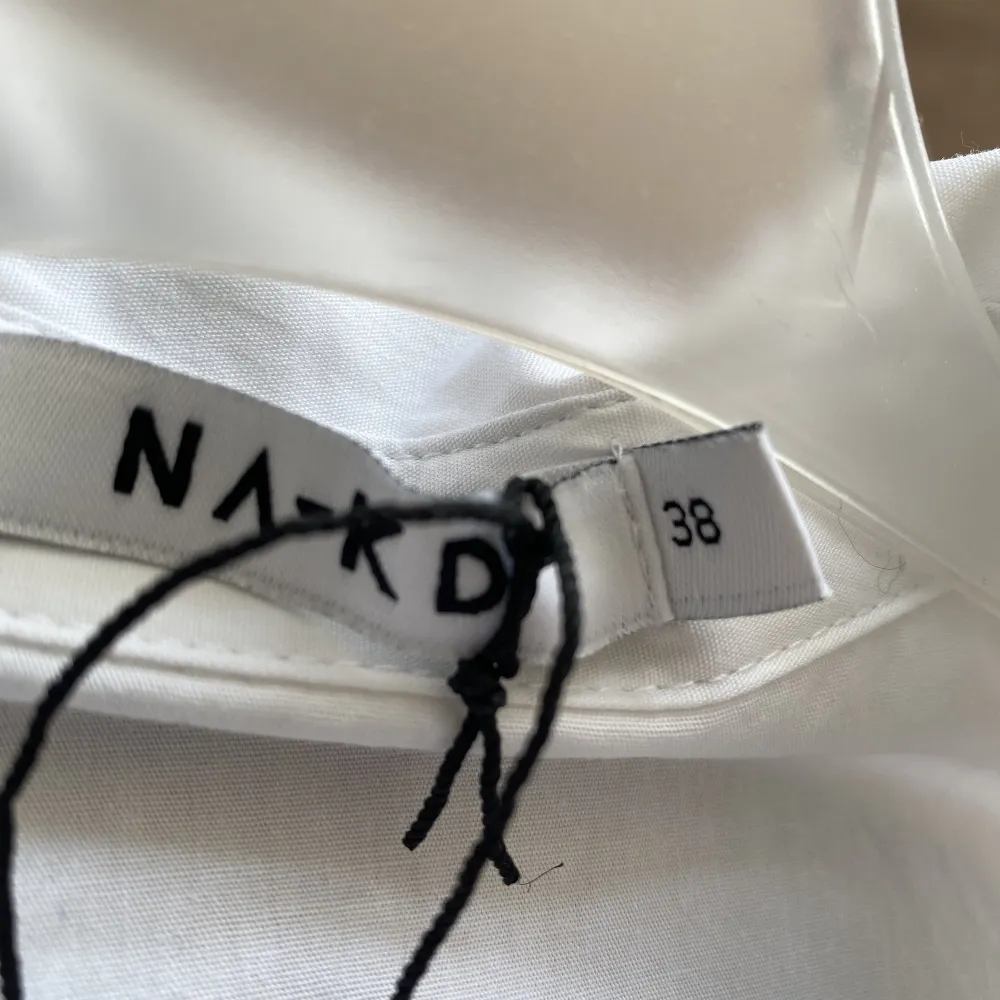Cropped skjorta från NA-KD, helt oanvänd. Storlek 38 🖤. Skjortor.