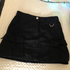 Kjol Bershka  - Kjol från Bershka storlek 38, det är en typ av cargo variant av kjol . Älskar den här kjolen så passa på nu seriöst! Den är i fint skick dessutom. 