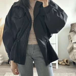 Snygg vindjacka🖤 - Säljer min vindjacka då jag inte fått så mycket användning för den🖤 Snygg modell, oversized, puffärm😍ord pris 799kr 