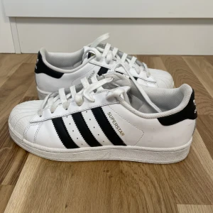 Adidas originals superstar skor - Jättefina och välbehållna Adidas superstar skor. Storleken är 39 1/3.  Nypris 759 kr. Använda max 5 gånger därav priset. 