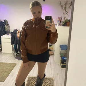Skinnjacka - Snygg skinnjacka! Har några fler defekter så skriv privat för fler bilder. 