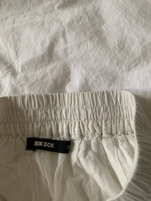 Gullig kjol  - Linneaktig kjol ifrån bikbok 