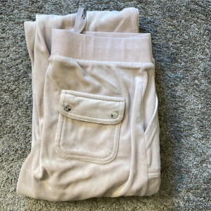 Juicy byxor 💕 - Hej! Jag säljer mina ljusrosa byxor från Juicy Couture! Byxorna är i storlek M men passar mig som bär S/M vanligtvis. Jag köpte de i butik där storlek S var slutsålt. Byxorna är bara använda ca 2 gånger då jag inte är så bekväm i de. Dem är i bra/ny skick