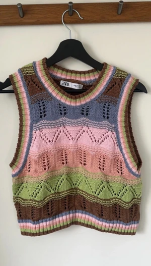 ZARA Stickad väst - Använd 1 gång, croppad i modellen