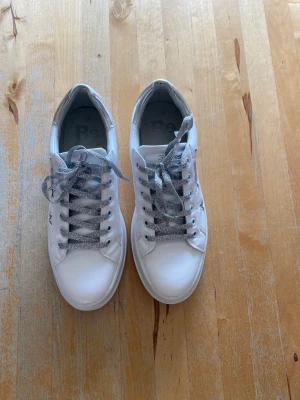 Sneakers - Aldrig använda sneakers från refresh i storlek 38. Har detaljer av silvriga stjärnor