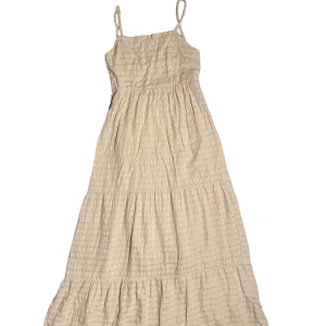 Långklänning  - Beige långklänning från Pull & Bear. Storlek M men passar mig bra som vanligtvis har S. Superbra skick!!