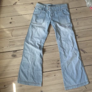 Lågmidjade ljusa jeans - Vida jeans, lågmidjade, ljustvätt, lättare stretch.  Midja: 80-84 cm Innebenslängden: 78