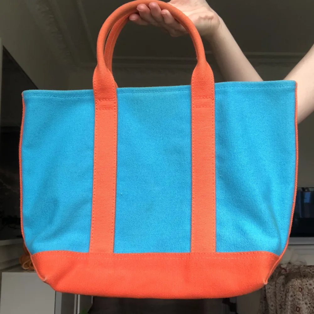 En 2000-tals väska från Ralph Lauren. Färgglad och i bomull gör den till en perfekt strandväska 🌞Mycket få tecken på användning, se märken på första bilden. . Väskor.