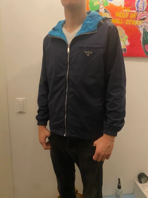 Prada reversible jacka - Prad jacka Nylon som jag fick i födelsedagspresent. Köpt på Matchesfashion förra året. Ej kvitto!  Går för runt 11000kr ! Skriv för fler bilder :)