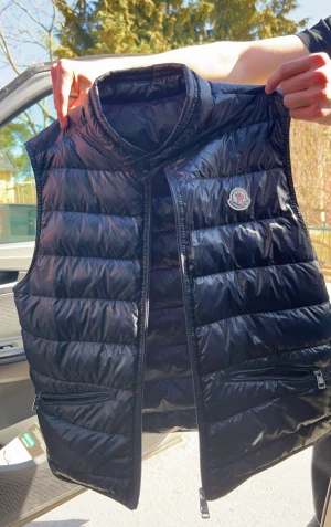 Moncler GUI väst - Äkta väst från moncler, perfekt på våren och sommaren. Storlek 2. Passar för dig som har XS OCH S.   Säljes eftersom jag vuxit ur den.  Hör av dig vid intresse!  Skriv vid intresse.