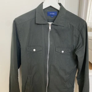 ETON zip-overshirt  - Säljer min ETON zip-overshirt då den är för liten. Bra skick, nypris: 1699kr