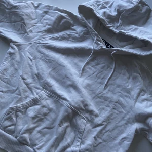 Vit hoodie, Stay - Vit hoodie från Stay i strl L men skulle säga att den är mer som en M. Bra skick, nästintill aldrig använd. 