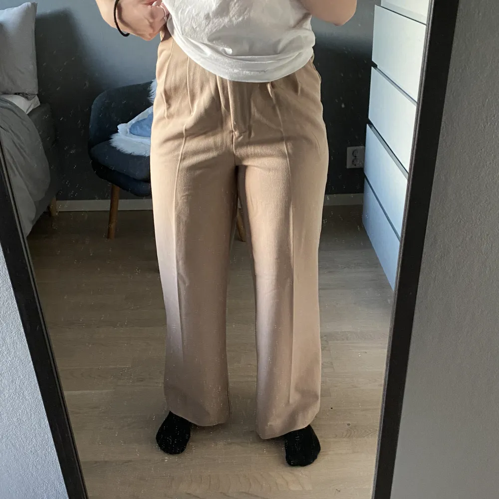 Jätte fina beiga kostymbyxor från Bikbok i storlek 38💕. Jeans & Byxor.