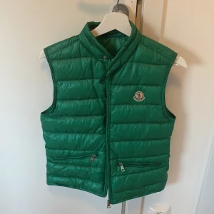Moncler Gui Gilet  - Säljer Moncler Gui i Size 0 (motsvarar XS). Västen kommer i nyskick 9/10 utan flaws eller skavanker.  Nypris: 6500 SEK Säljer för 3500 SEK  Äktheten kan verifieras av flertalet inom klädcommunityt. 